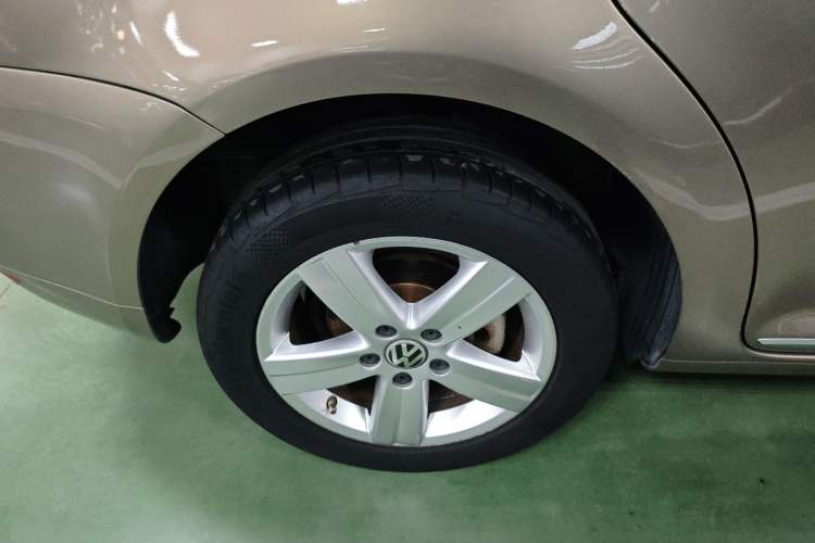 Used Volkswagen Touran 2015 1.4T DSG Comfort Edition 5 Seats Right Rear Wheel Hub