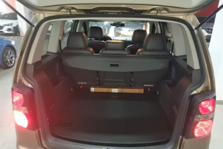Used Volkswagen Touran 2015 1.4T DSG Comfort Edition 5 Seats Trunk