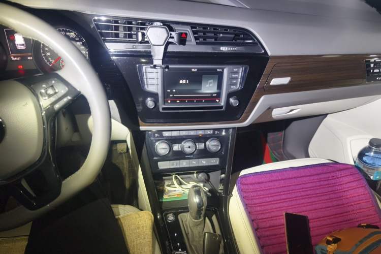 Used Volkswagen Touran  Audio And AC Panel