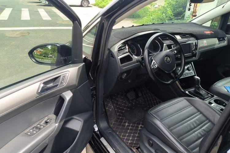 Used Volkswagen Touran 2016 Volkswagen Touran L 330TSI DSG Luxury Edition Driver Seat