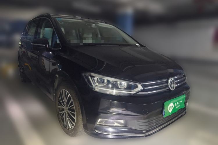 Used Volkswagen Touran  Front Right 45 Deg
