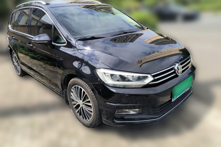 Used Volkswagen Touran 2016 Volkswagen Touran L 330TSI DSG Luxury Edition Front Right 45 Deg