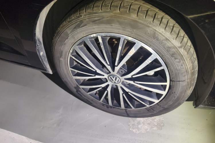 Used Volkswagen Touran  Right Front Wheel Hub