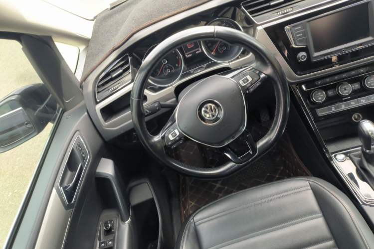 Used Volkswagen Touran 2016 Volkswagen Touran L 330TSI DSG Luxury Edition Steering Wheel