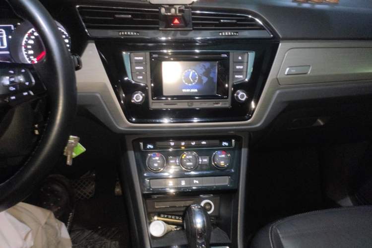 Used Volkswagen Touran 2016 Volkswagen Touran L 280TSI DSG Comfort Edition Audio And AC Panel