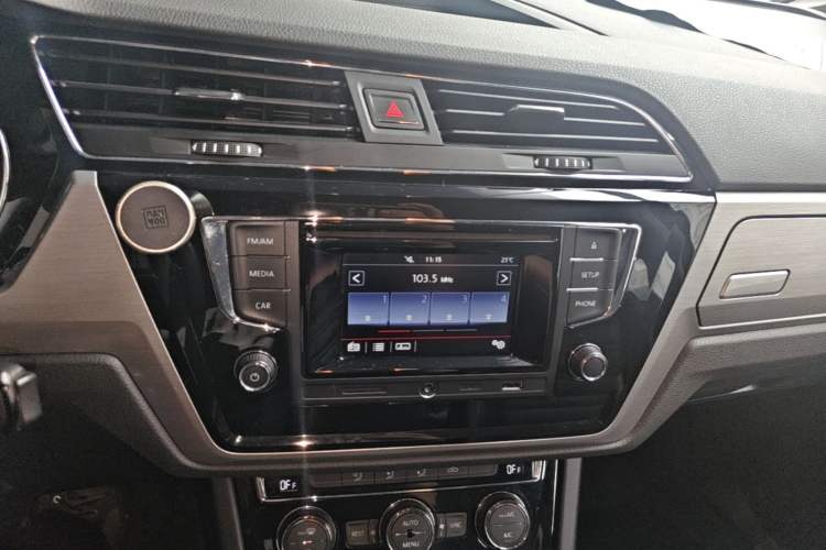 Used Volkswagen Touran 2016 Volkswagen Touran L 280TSI DSG Comfort Edition Audio And AC Panel