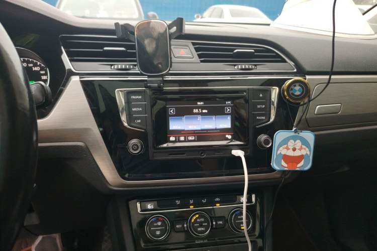 Used Volkswagen Touran 2016 Volkswagen Touran L 280TSI DSG Comfort Edition Audio And AC Panel