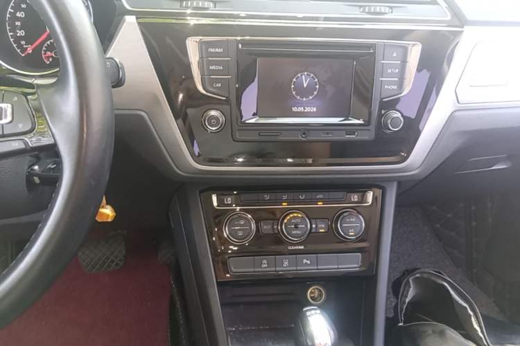 Used Volkswagen Touran 2016 Volkswagen Touran L 280TSI DSG Comfort Edition Audio And AC Panel