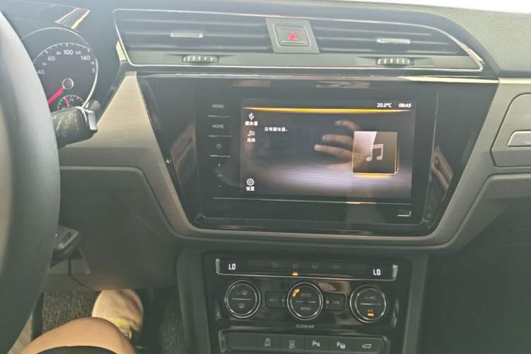 Used Volkswagen Touran 2016 Volkswagen Touran L 280TSI DSG Comfort Edition Audio And AC Panel