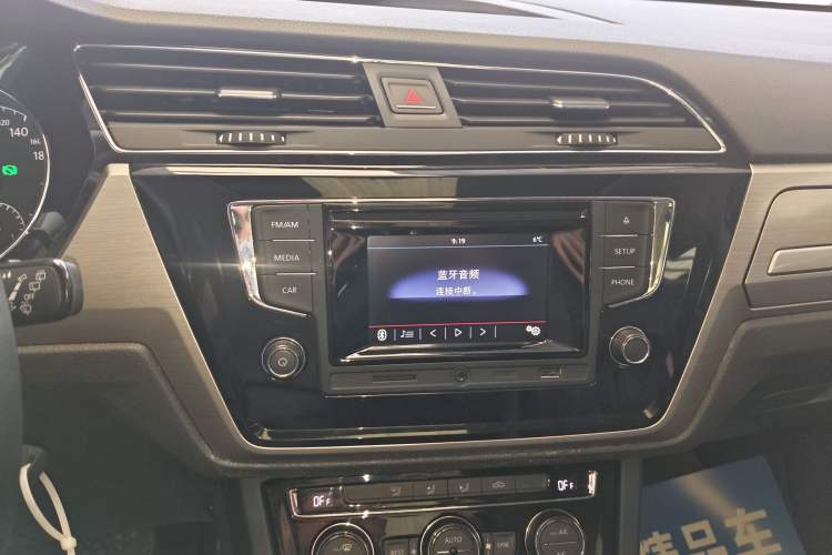 Used Volkswagen Touran 2016 Volkswagen Touran L 280TSI DSG Comfort Edition Audio And AC Panel