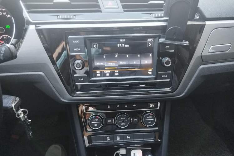 Used Volkswagen Touran 2016 Volkswagen Touran L 280TSI DSG Comfort Edition Audio And AC Panel