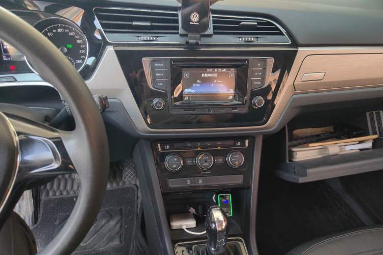 Used Volkswagen Touran 2016 Volkswagen Touran L 280TSI DSG Comfort Edition Audio And AC Panel