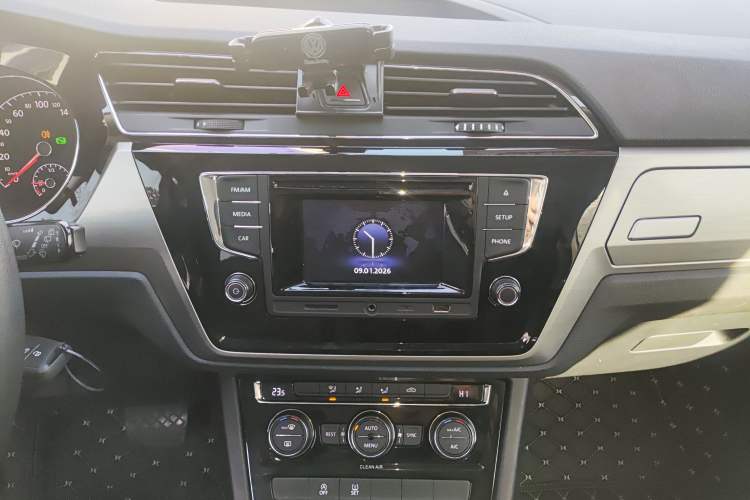 Used Volkswagen Touran 2016 Volkswagen Touran L 280TSI DSG Comfort Edition Audio And AC Panel