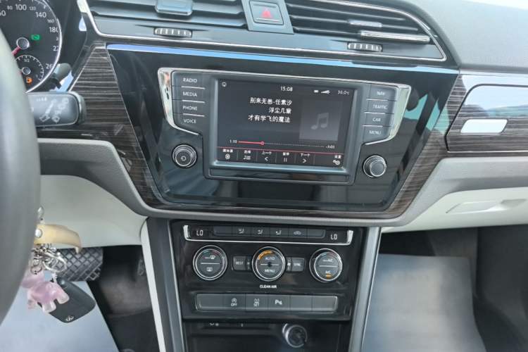 Used Volkswagen Touran 2016 Volkswagen Touran L 280TSI DSG Comfort Edition Audio And AC Panel
