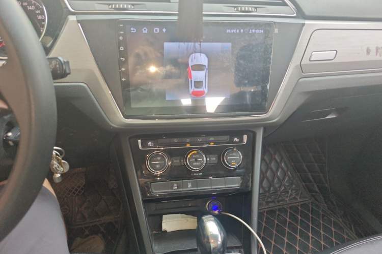 Used Volkswagen Touran 2016 Volkswagen Touran L 280TSI DSG Comfort Edition Audio And AC Panel