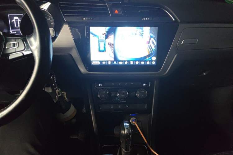 Used Volkswagen Touran 2016 Volkswagen Touran L 280TSI DSG Comfort Edition Audio And AC Panel