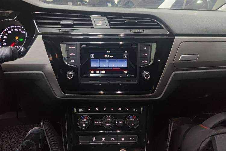 Used Volkswagen Touran 2016 Volkswagen Touran L 280TSI DSG Luxury Edition Audio And AC Panel