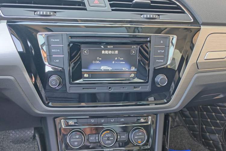 Used Volkswagen Touran 2016 Volkswagen Touran L 280TSI DSG Comfort Edition Audio And AC Panel