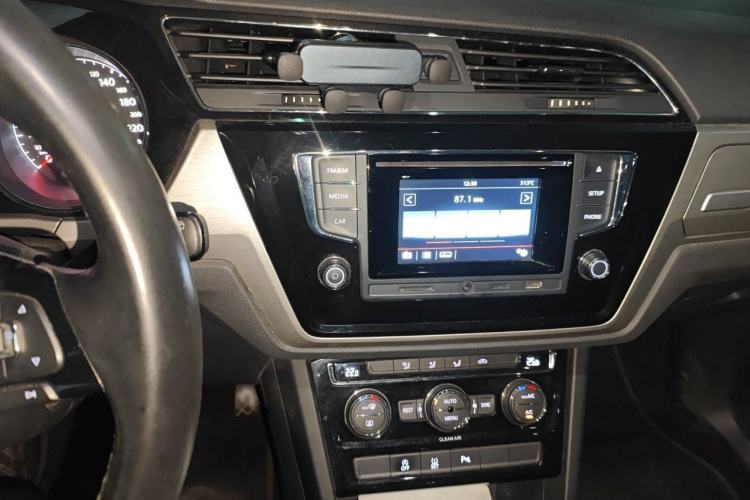 Used Volkswagen Touran 2016 Volkswagen Touran L 280TSI DSG Comfort Edition Audio And AC Panel