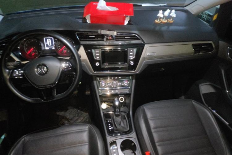 Used Volkswagen Touran 2016 Volkswagen Touran L 280TSI DSG Comfort Edition Center Console