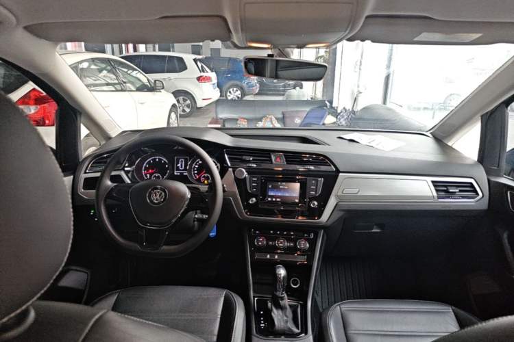 Used Volkswagen Touran 2016 Volkswagen Touran L 280TSI DSG Comfort Edition Center Console