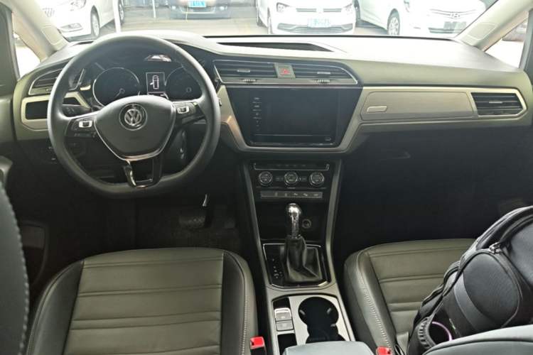 Used Volkswagen Touran 2016 Volkswagen Touran L 280TSI DSG Comfort Edition Center Console