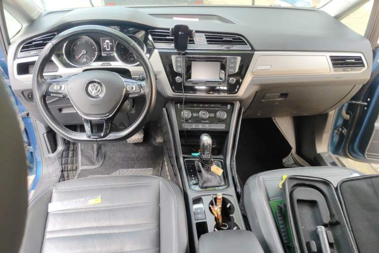 Used Volkswagen Touran 2016 Volkswagen Touran L 280TSI DSG Comfort Edition Center Console