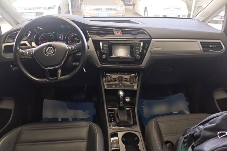 Used Volkswagen Touran 2016 Volkswagen Touran L 280TSI DSG Comfort Edition Center Console