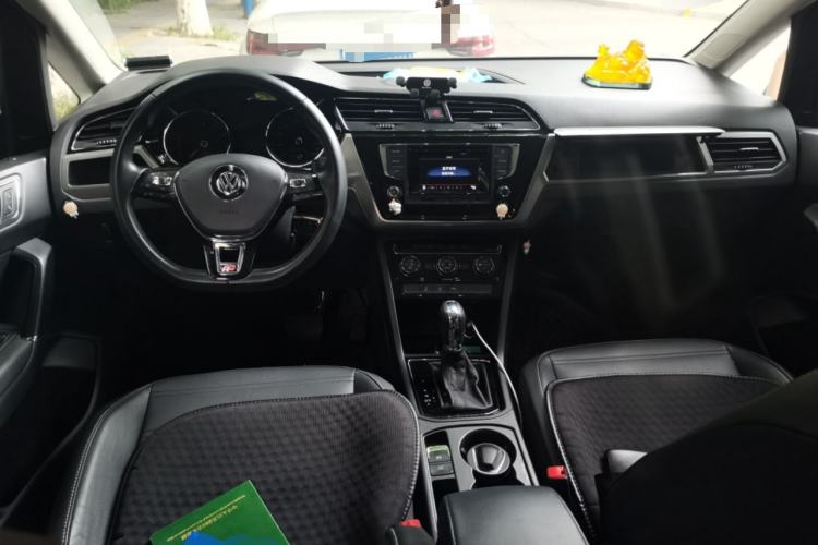 Used Volkswagen Touran 2016 Volkswagen Touran L 280TSI DSG Comfort Edition Center Console