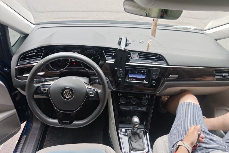 Used Volkswagen Touran 2016 Volkswagen Touran L 330TSI DSG Luxury Edition Center Console