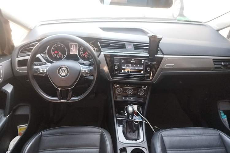 Used Volkswagen Touran 2016 Volkswagen Touran L 280TSI DSG Comfort Edition Center Console