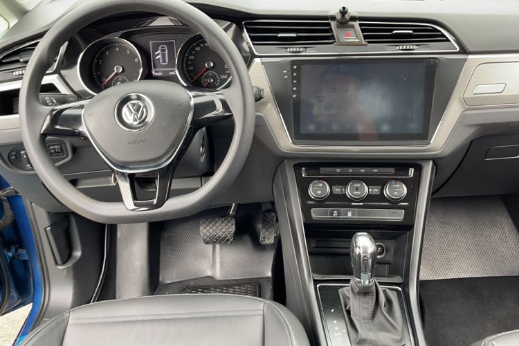 Used Volkswagen Touran 2016 Volkswagen Touran L 280TSI DSG Comfort Edition Center Console