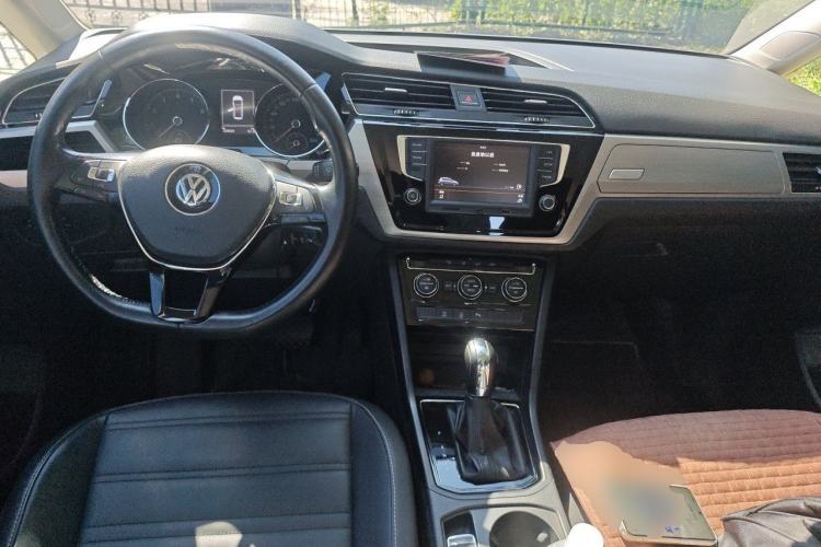 Used Volkswagen Touran 2016 Volkswagen Touran L 280TSI DSG Comfort Edition Center Console