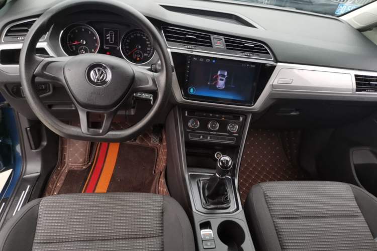 Used Volkswagen Touran 2016 Volkswagen Touran L 280TSI Manual Trend Edition Center Console