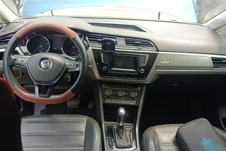 Used Volkswagen Touran 2016 Volkswagen Touran L 280TSI DSG Comfort Edition Center Console