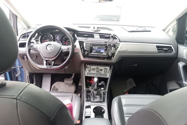 Used Volkswagen Touran 2016 Volkswagen Touran L 280TSI DSG Comfort Edition Center Console