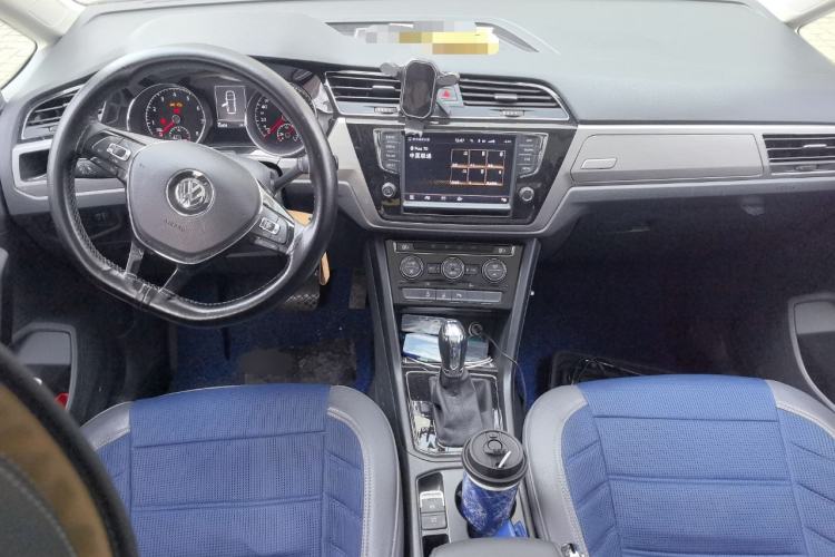 Used Volkswagen Touran 2016 Volkswagen Touran L 280TSI DSG Comfort Edition Center Console