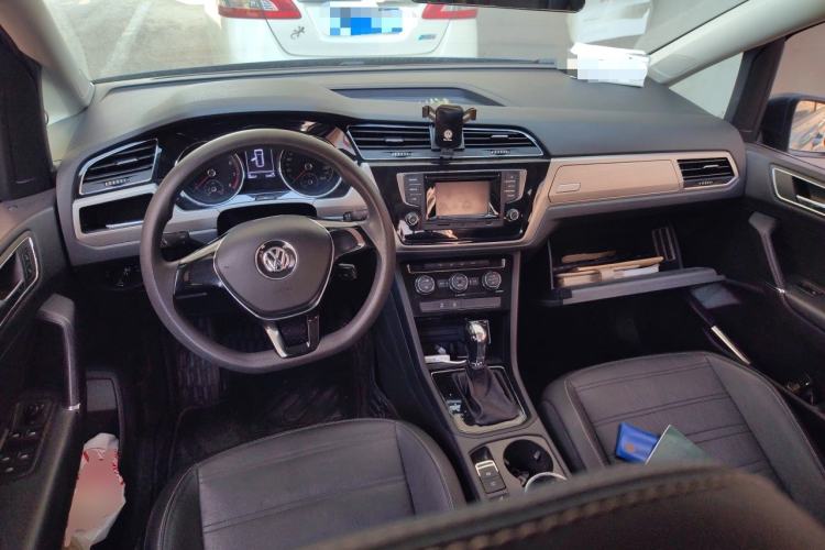 Used Volkswagen Touran 2016 Volkswagen Touran L 280TSI DSG Comfort Edition Center Console