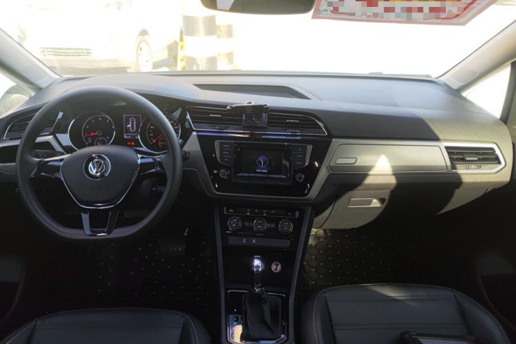 Used Volkswagen Touran 2016 Volkswagen Touran L 280TSI DSG Comfort Edition Center Console