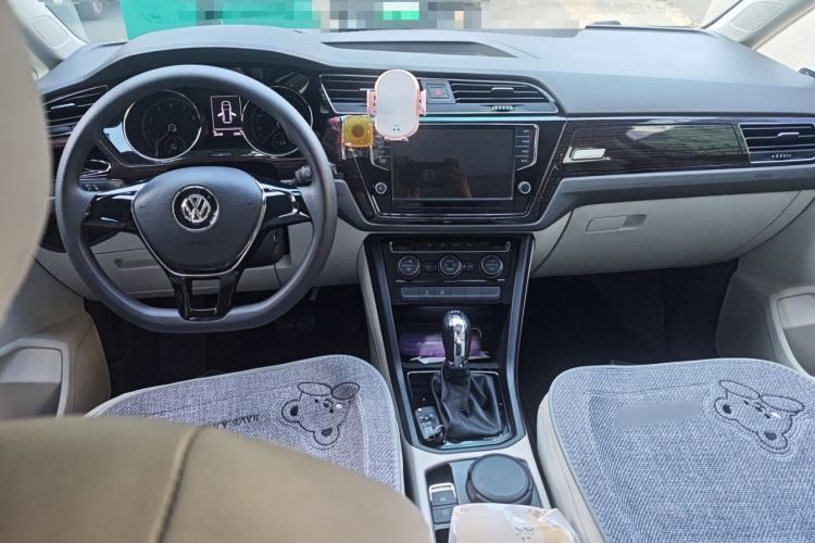 Used Volkswagen Touran 2016 Volkswagen Touran L 280TSI DSG Comfort Edition Center Console