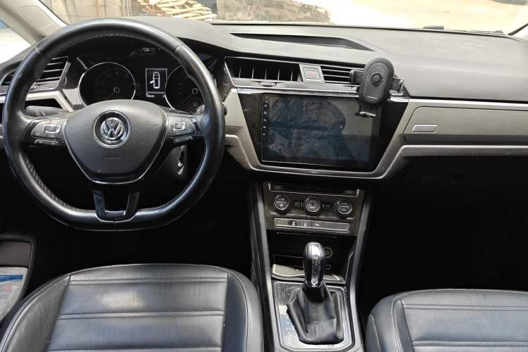 Used Volkswagen Touran 2016 Volkswagen Touran L 280TSI DSG Comfort Edition Center Console