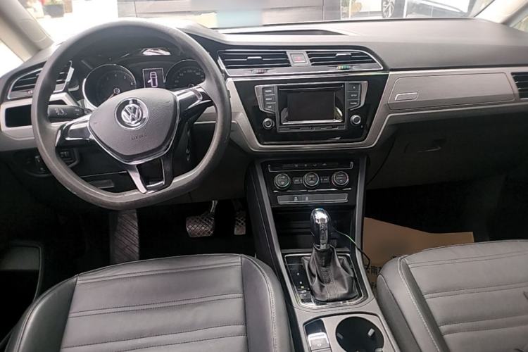 Used Volkswagen Touran 2016 Volkswagen Touran L 280TSI DSG Comfort Edition Center Console