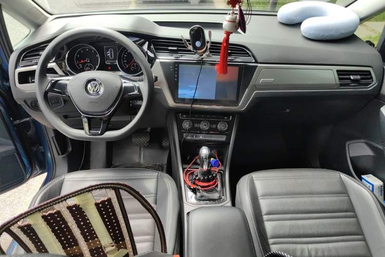Used Volkswagen Touran 2016 Volkswagen Touran L 280TSI DSG Comfort Edition Center Console