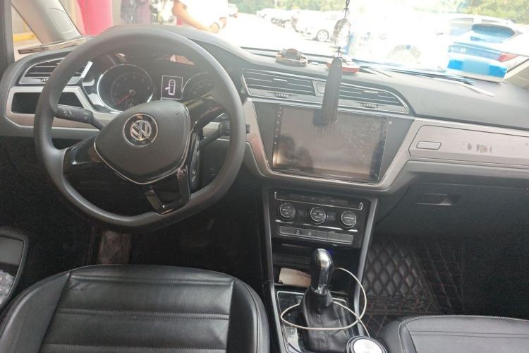 Used Volkswagen Touran 2016 Volkswagen Touran L 280TSI DSG Comfort Edition Center Console