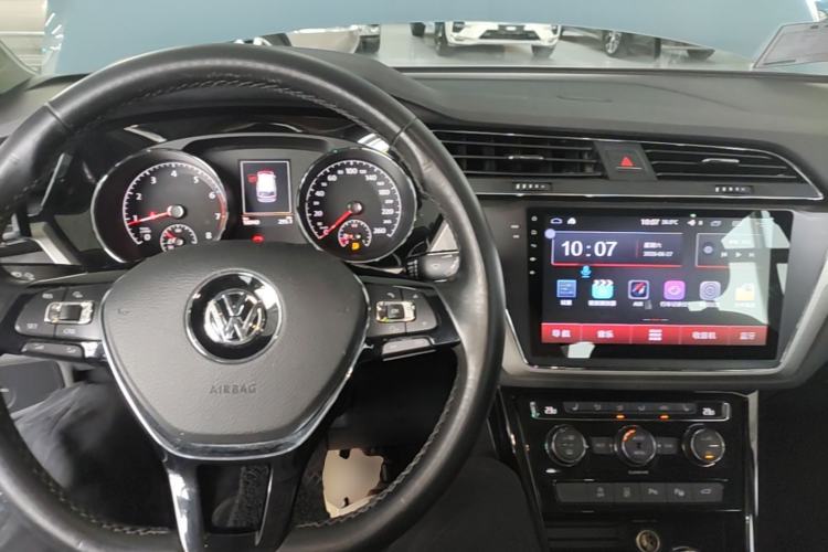 Used Volkswagen Touran 2016 Volkswagen Touran L 330TSI DSG Luxury Edition Center Console