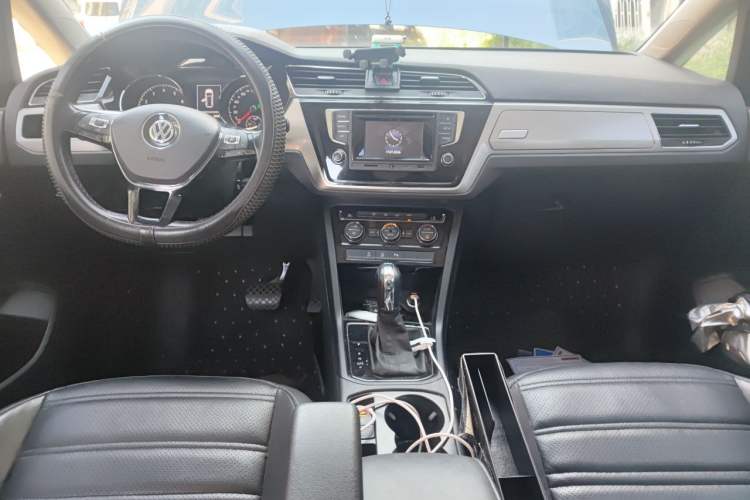 Used Volkswagen Touran 2016 Volkswagen Touran L 280TSI DSG Comfort Edition Center Console