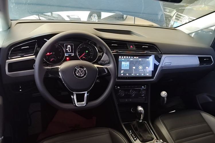 Used Volkswagen Touran 2016 Volkswagen Touran L 280TSI DSG Comfort Edition Center Console