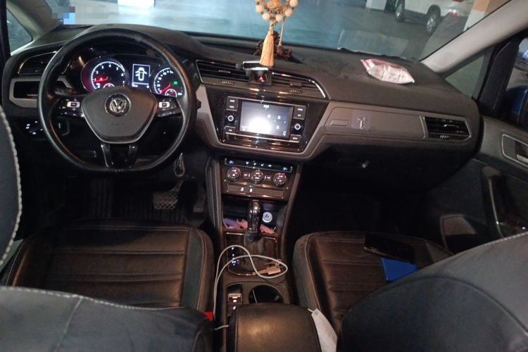 Used Volkswagen Touran 2016 Volkswagen Touran L 280TSI DSG Comfort Edition Center Console