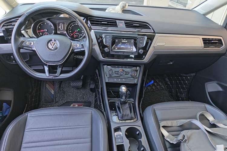 Used Volkswagen Touran 2016 Volkswagen Touran L 280TSI DSG Comfort Edition Center Console