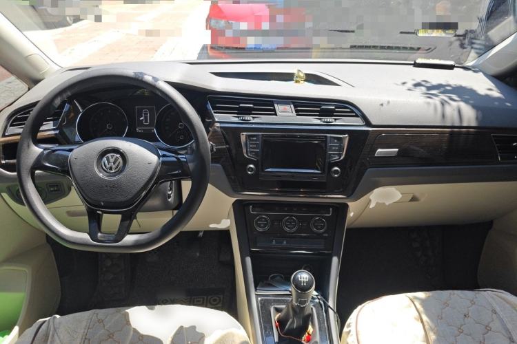 Used Volkswagen Touran 2016 Volkswagen Touran L 280TSI Manual Comfort Edition Center Console
